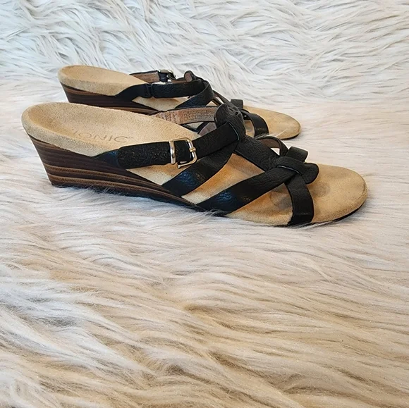 Vionic Black Leather Sandals, Size 6 - Picture 4 of 14